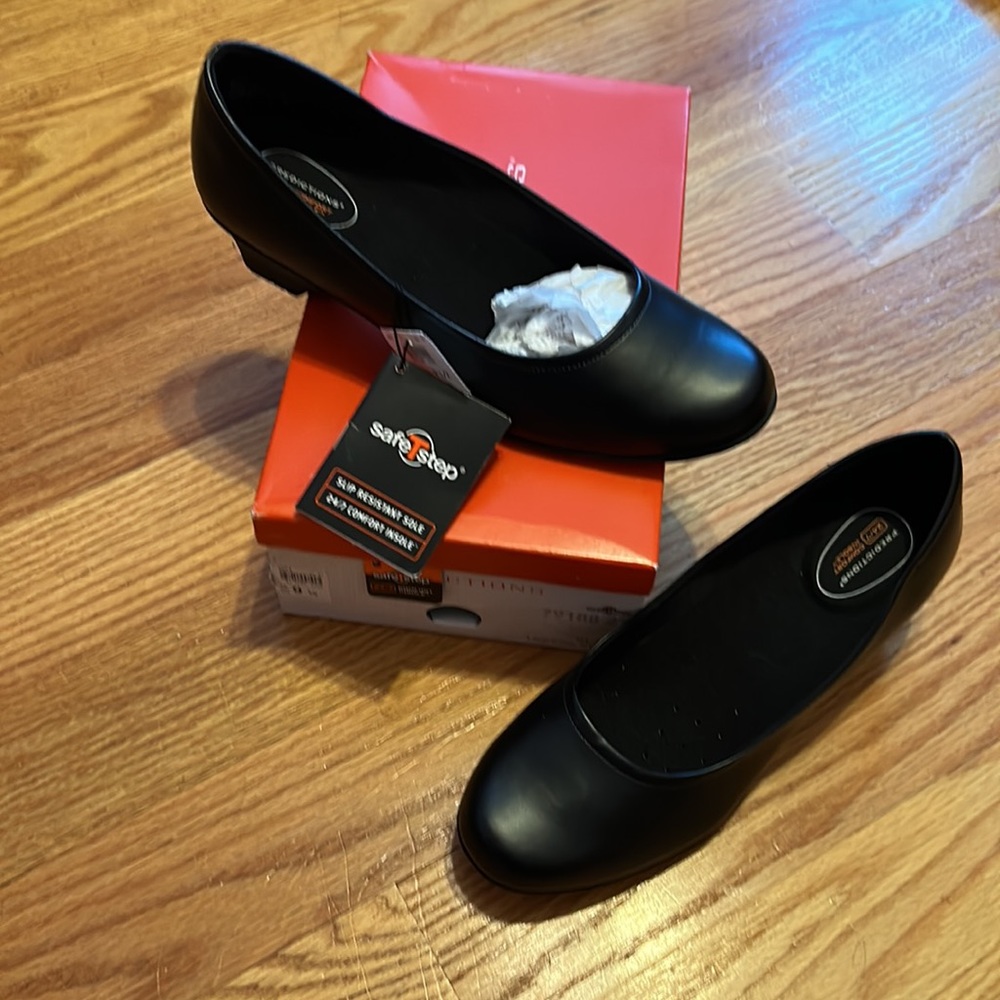 Predictions brand new in box black  Tressa pump
